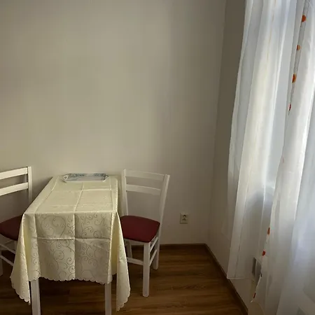 1 Apartment *